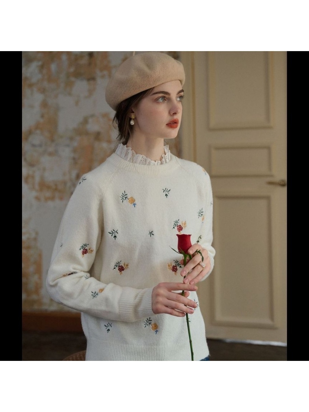 Simple Retro Floral Embroidered Wool Blend Sweater in White, Size S
